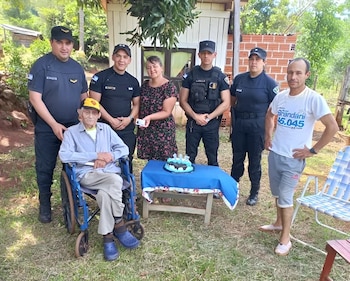 Efectivos de la Policía de Misiones sorprendieron a Manuel Moisés Álvez con una torta por sus 115 años (Gentileza)