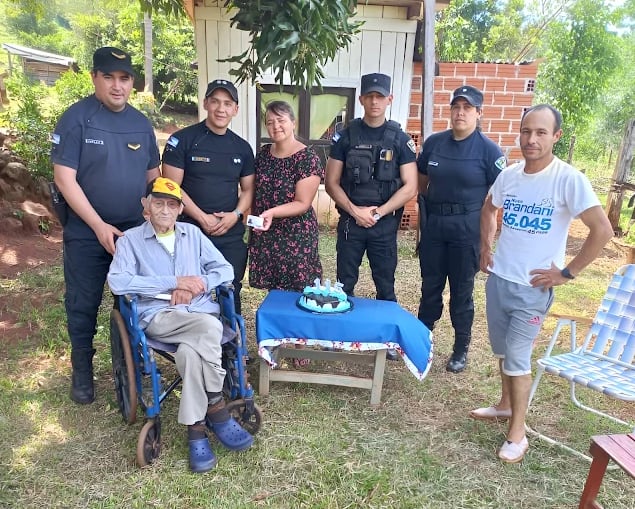 Efectivos de la Policía de Misiones sorprendieron a Manuel Moisés Álvez con una torta por sus 115 años (Gentileza)