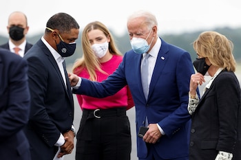 Joe Biden junto al congresista