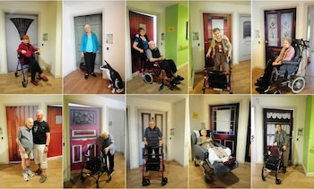 Diez fotografías de personas mayores en pasillo con puertas de diversos diseños. Algunas usan silla de ruedas o andador; una foto incluye una estatua de perro