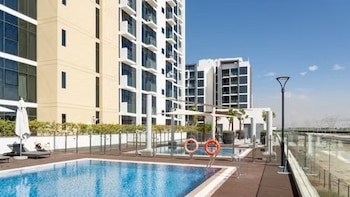 ¿Puedes abrir una puerta desde tu terraza a la piscina comunitaria? Esto dice la Ley de Propiedad Horizontal