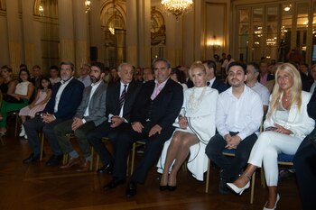 De izquierda a derecha: diputado