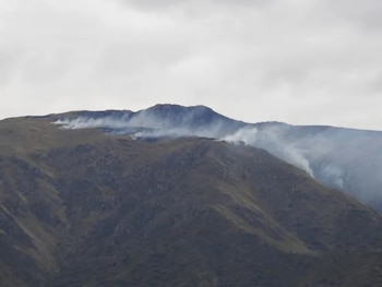 Efectivos de Los Molles se desplazan a pie por la montaña para alcanzar los focos activos en las sierras de los Comechingones