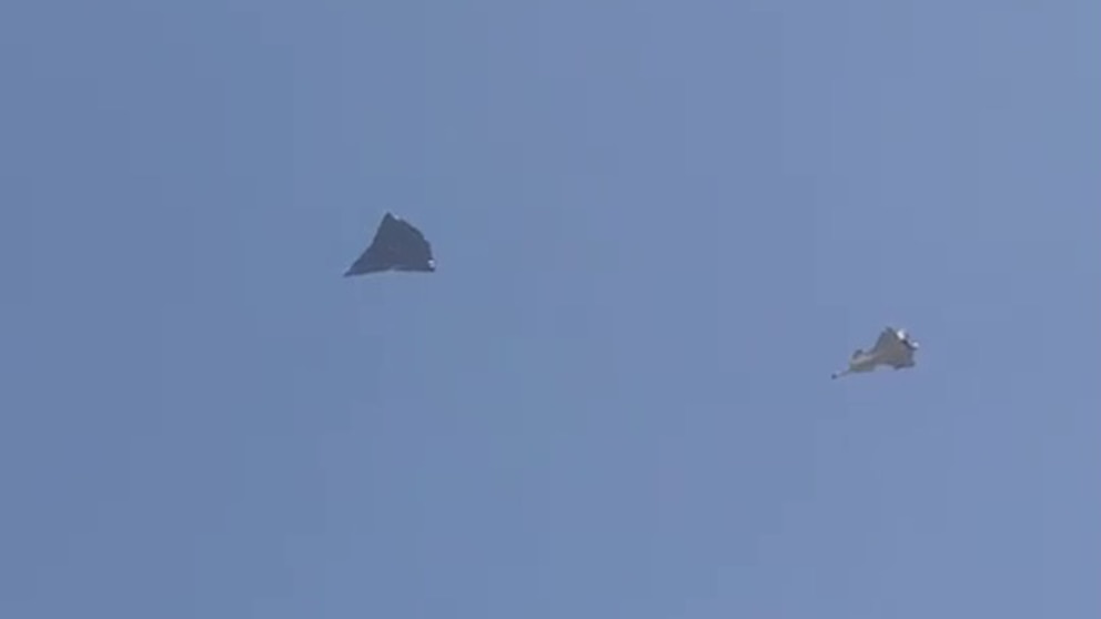 Aviones militares chinos vuelan en