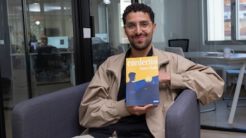 El cómico Yunez Chaib publica su primer libro: “De mis padres he aprendido que nunca voy a ser tan fuerte como quien emigra para buscarse la vida”