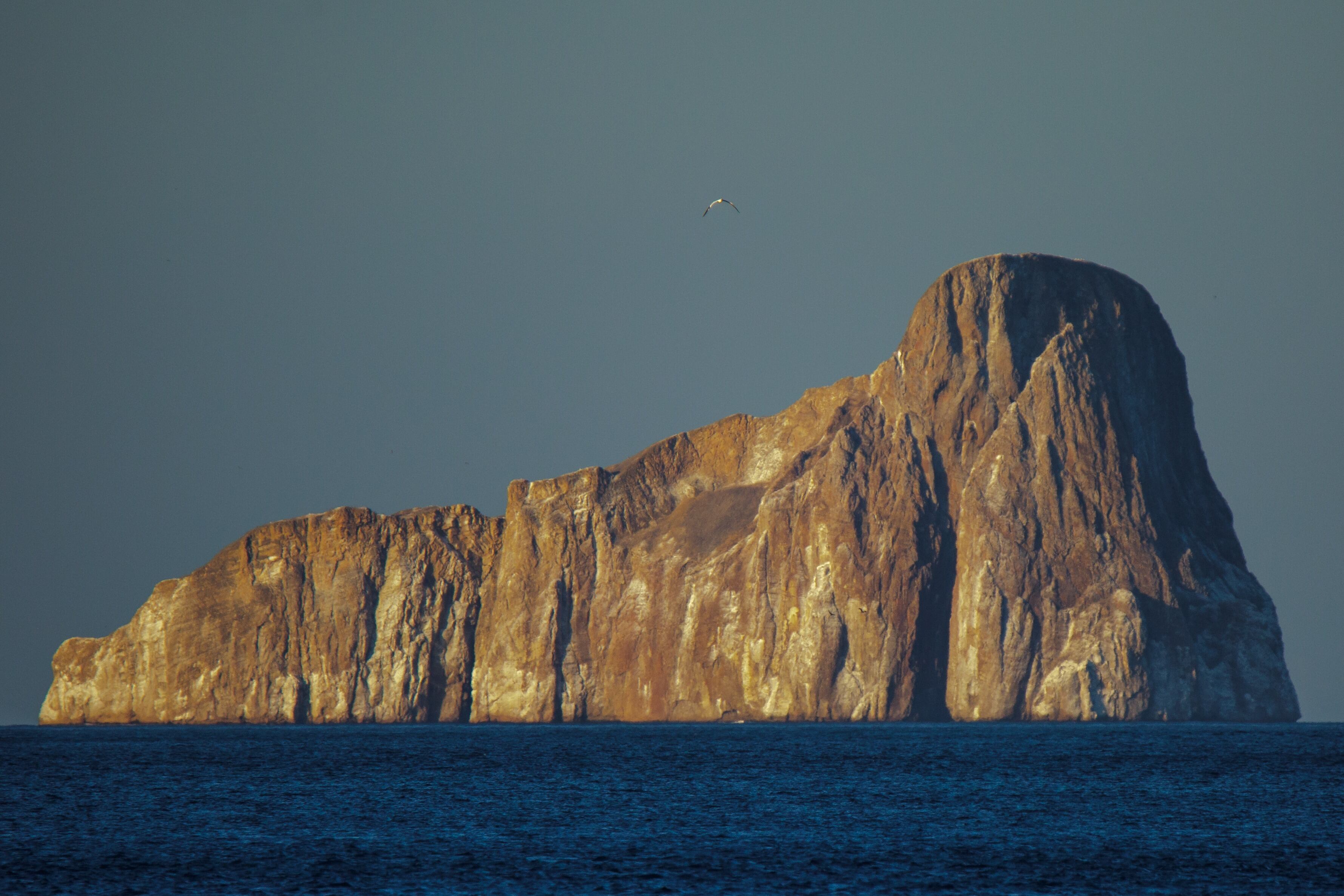 La silueta de la Roca del León Dormido sirve como punto de referencia marítimo en Galápagos