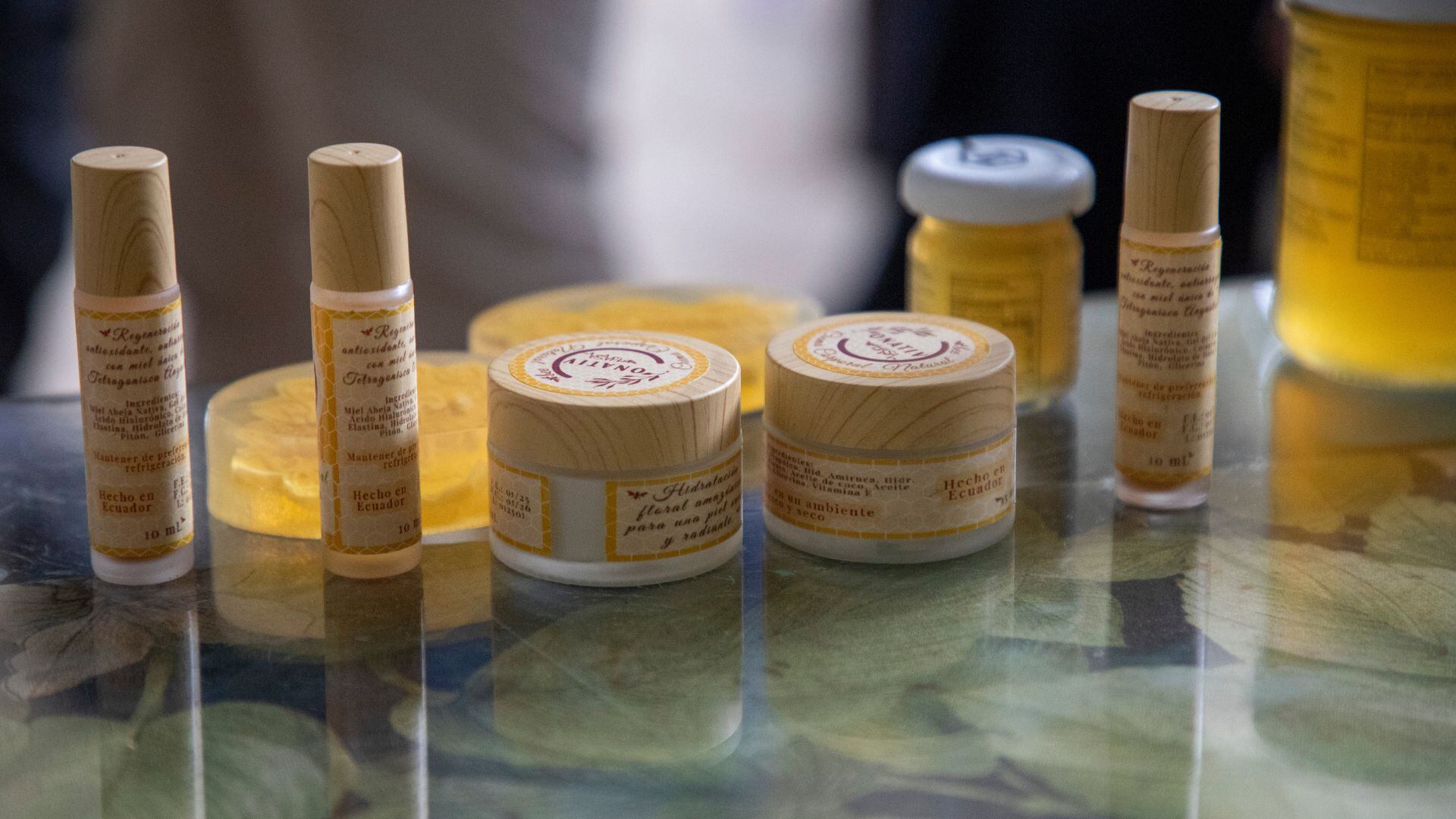 La elaboración de miel, polen y propóleos a partir de abejas nativas ofrece a las familias amazónicas una fuente de ingresos sostenible (World Vision Ecuador)