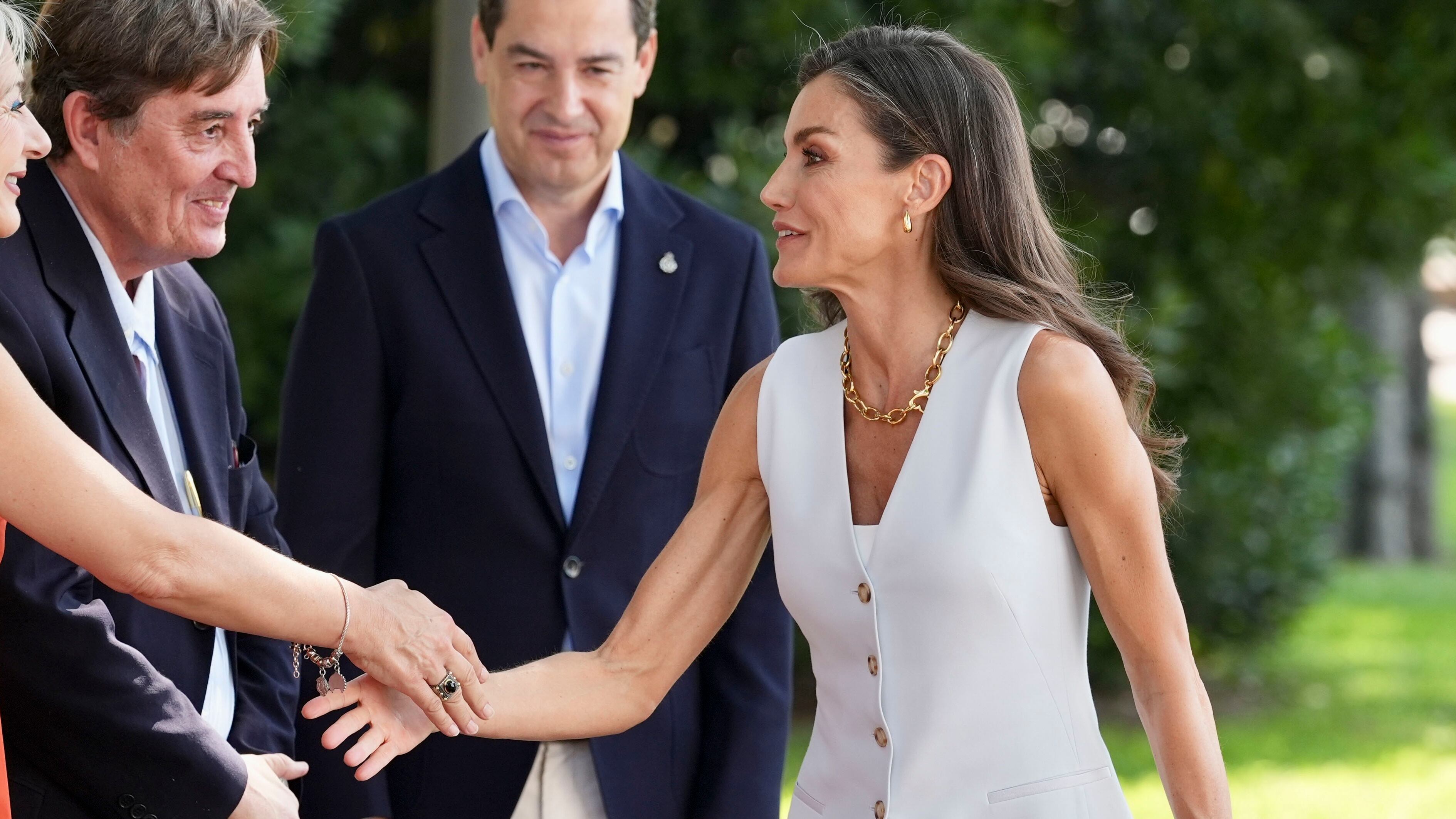 La reina Letizia cierra agenda en Jerez con un estilo veraniego de Hugo Boss