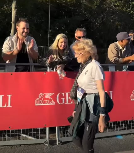 La atleta germana, hoy de 88 años, concluye el recorrido berlinés en 7:40:36 horas después de haber comenzado en los maratones tras superar dos enfermedades graves en su vida adulta (Captura de video)