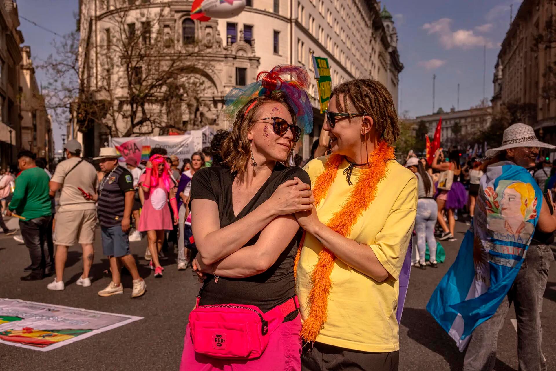 Anna Sokolova, a la izquierda, con su esposa, Antonina Lysikova, durante la Marcha del Orgullo.
