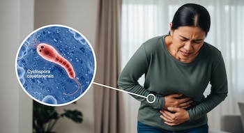 Mujer de cabello oscuro sujetando su abdomen con expresión de dolor. A un lado, un círculo de aumento muestra una ilustración roja del parásito Cyclospora cayetanensis.