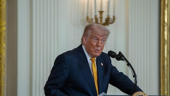 Trump asegura seguir "negociando" con Irán tras afirmar que el alto el fuego continúa "vigente"