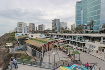 Centro comercial miraflorino reabre sus