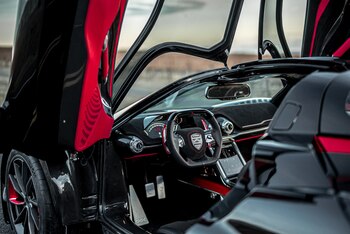 En el interior sobresale el