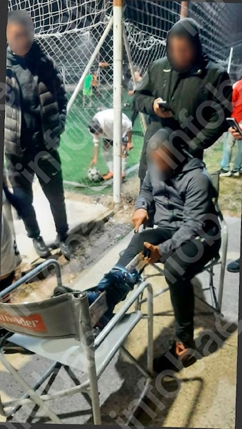 Tropezó con una alfombra rota mientras jugaba al fútbol 5, se fracturó tibia y peroné y le pagarán $31 millones
Redacción: Infobae Argentina
