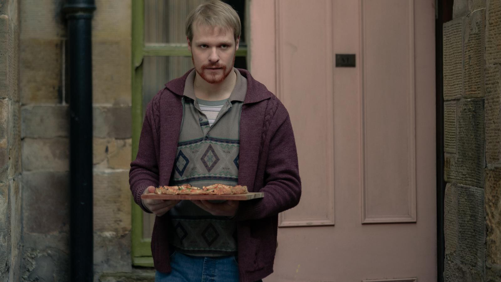 El actor Solly McLeod interpreta al inquietante vecino en la miniserie 'Fear' (Filmin)