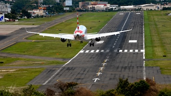 Denuncian deterioro de pista en Toncontín y alertan riesgos para la seguridad aérea en Honduras