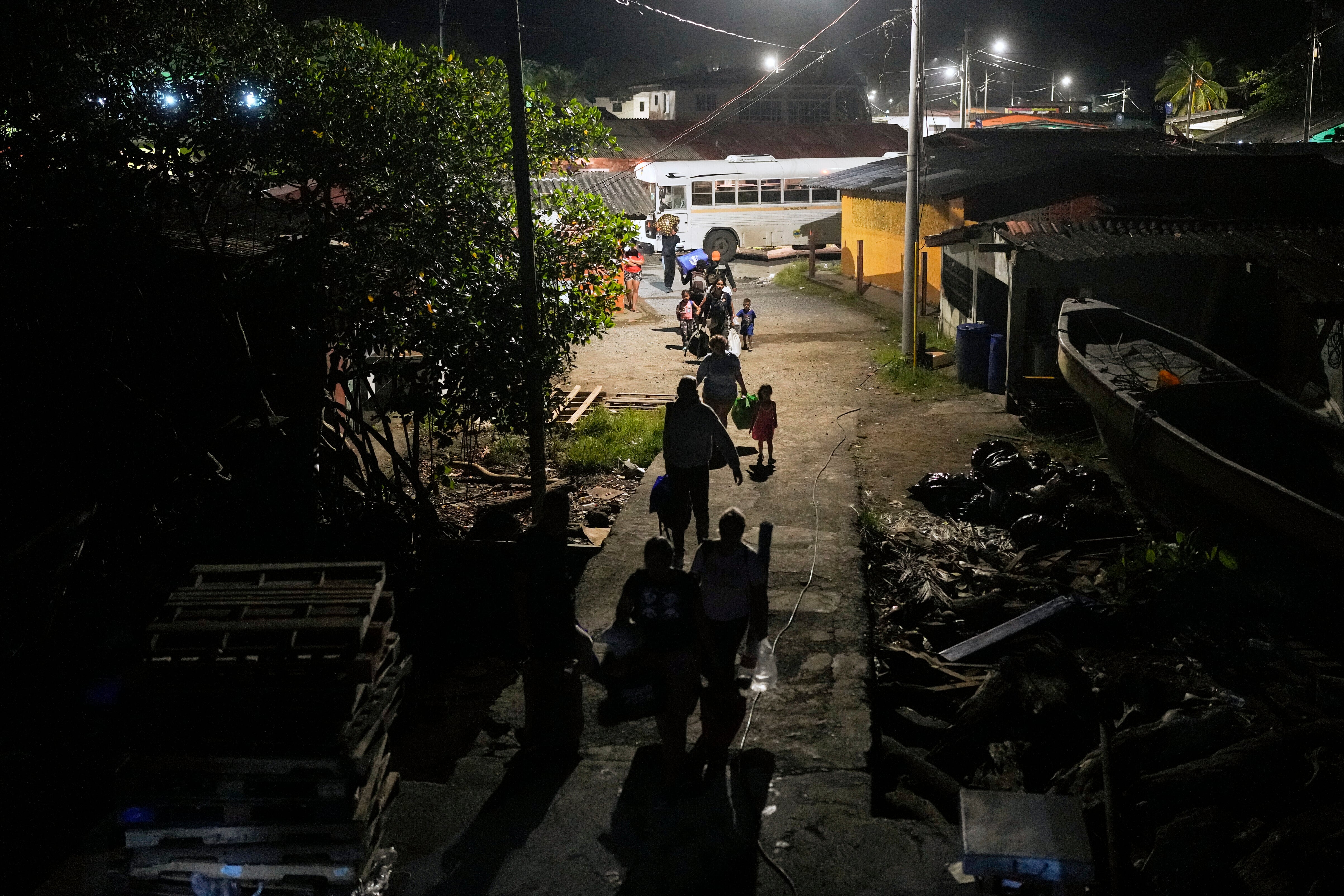 Los venezolanos representan la principal nacionalidad dentro del movimiento migratorio de norte a sur, con 5,995 personas registradas hasta finales de septiembre y una participación cercana al 92% del total. (AP Foto/Matías Delacroix)