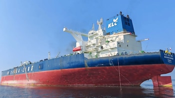 Dos marineros filipinos murieron tras un ataque a un petrolero saudita en el estrecho de Ormuz