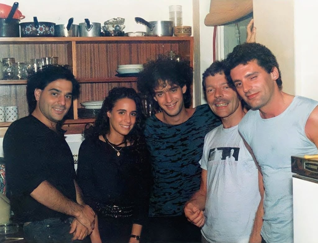 Zeta Bosio y Gustavo Cerati posan junto a Noelle Balfour y dos amigos en una cocina en Sydenham, Londres, durante su estancia en junio de 1986.
