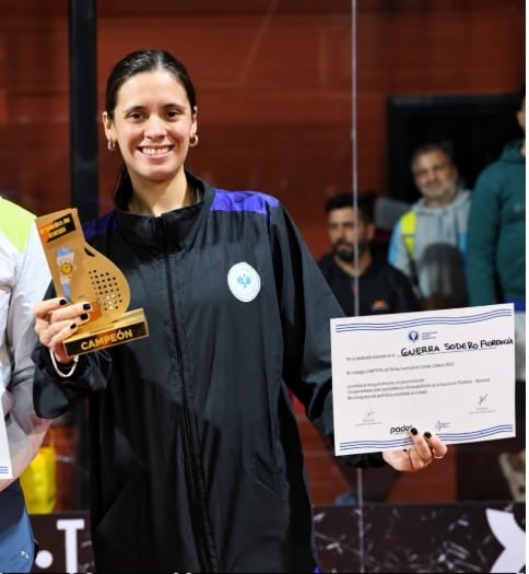 La jugadora que publicó los repudiables mensajes con el trofeo de un torneo de pádel en el cual participó (Instagram)