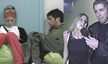 A la izquierda, junto a