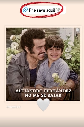 Un hombre y un niño sonrientes posan en un jardín. El hombre lleva bigote y barba. El niño sujeta flores. Texto: Alejandro Fernández no me sé rajar