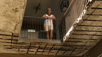 La tensión de vivir bajo