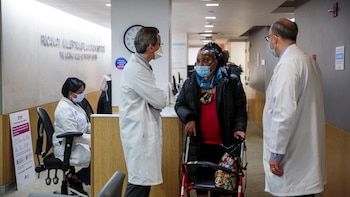 La Sra. Sein hablando con