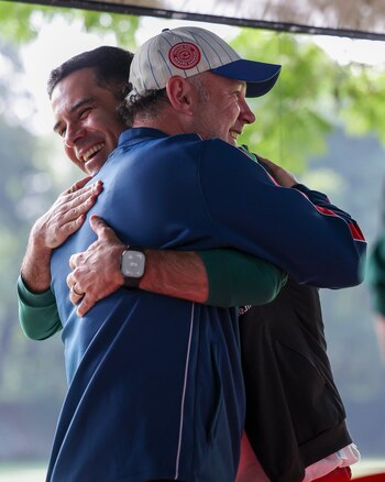 Así fue el reencuentro de Milito y Márquez (@Chivas)