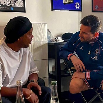 Ronaldinho junto a Messi en