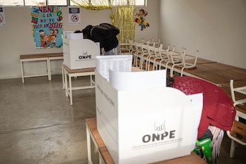 Personas votan en el colegio Señor de los Milagros este lunes en el distrito de Lurín (Perú). EFE/ John Reyes Mejia