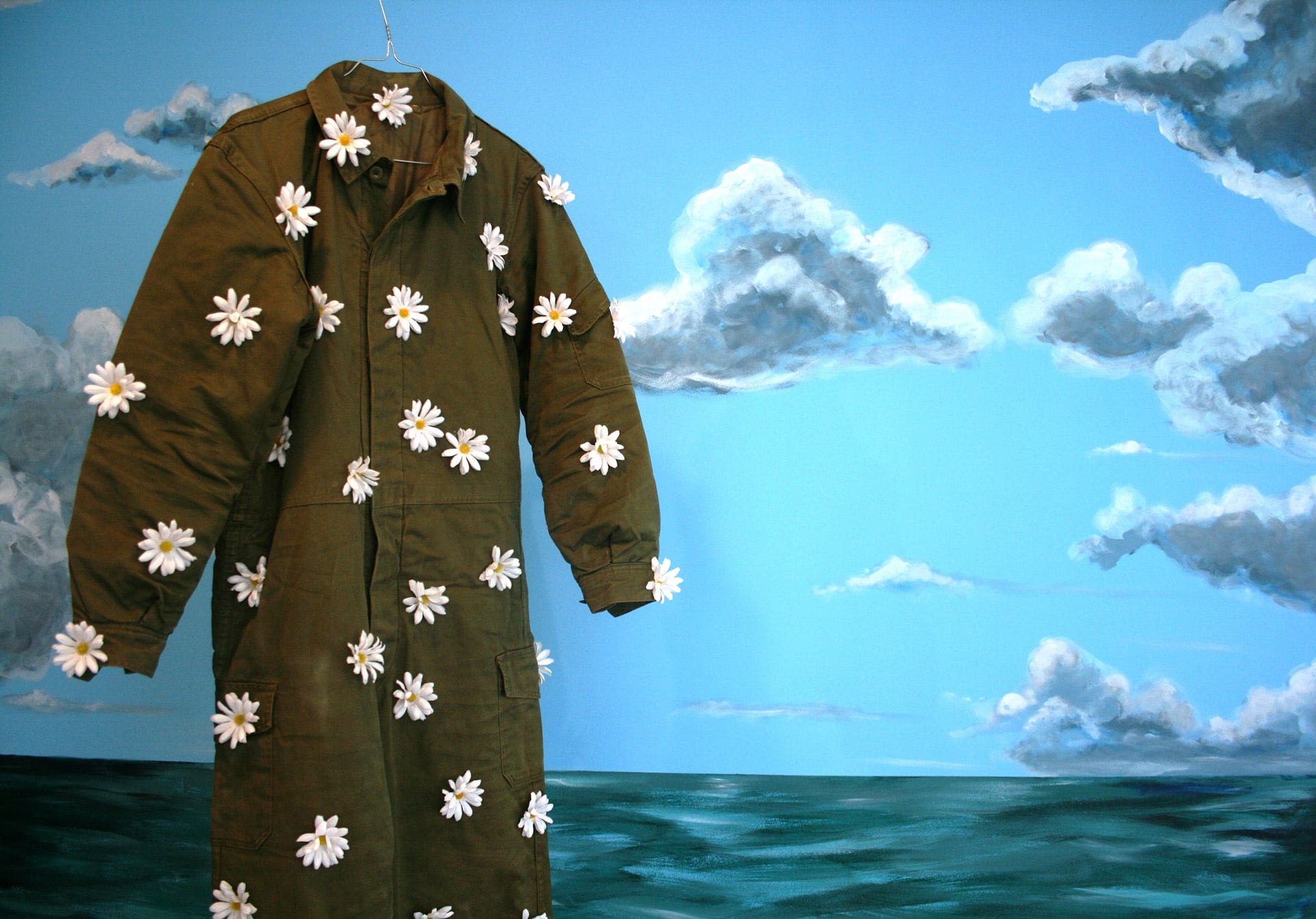 Ese uniforme lleno de flores sobre el mar de Malvinas. Una obra de Daniel Ontiveros