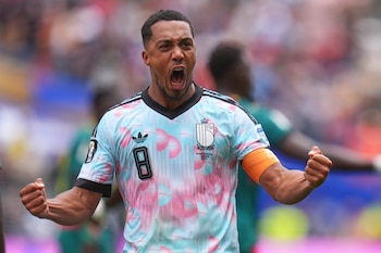 La camiseta suplente de Bélgica combinó celeste pálido con manchas irregulares y detalles negros en hombros, cuello y mangas (AP Foto/Manu Fernandez)