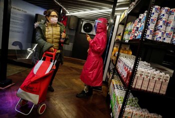 Una clienta compra productos en