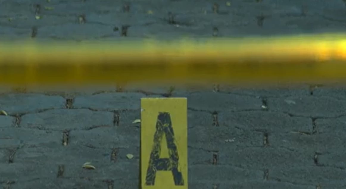 Agentes policiales y peritos recaban evidencias en el sitio donde ocurrió el mortal ataque con arma blanca (Cortesía: Acción 10).