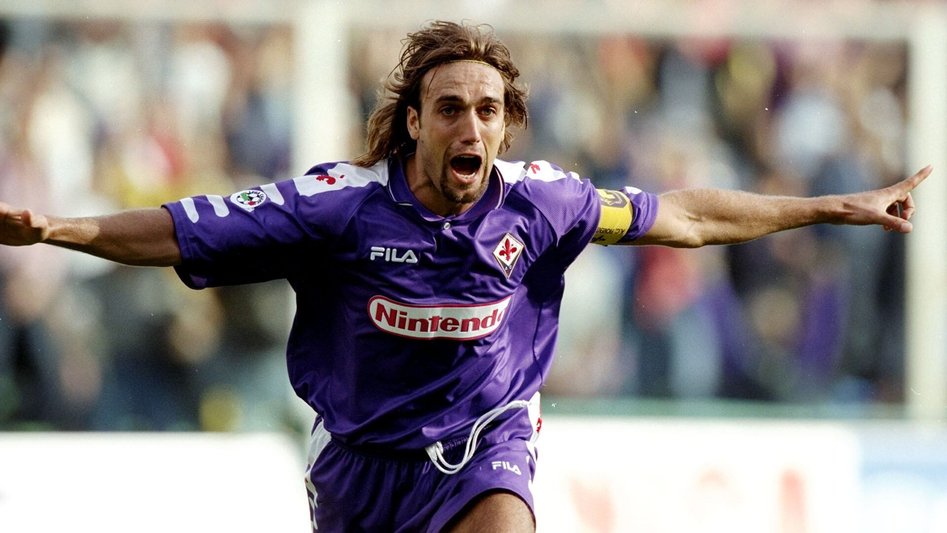 La camiseta de la Fiorentina que utilizó Gabriel Batistuta también fue elegida entre las más lindas (Mandatory Credit: Allsport UK /Allsport)