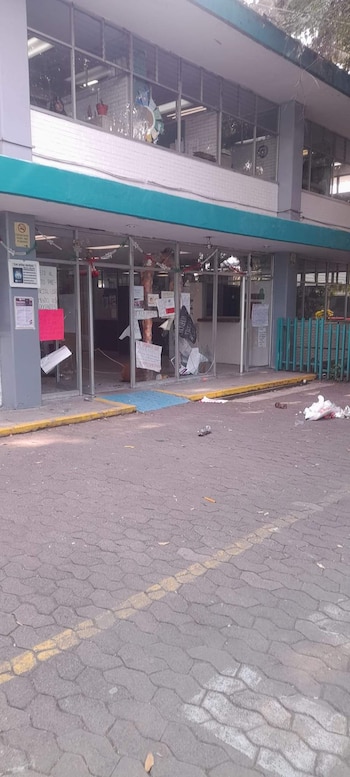 Algunos alumnos rompieron vidrios en