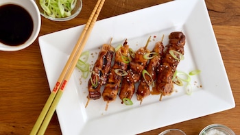 Receta de yakitori de pollo, las brochetas bañadas en salsa más ricas de la gastronomía japonesa