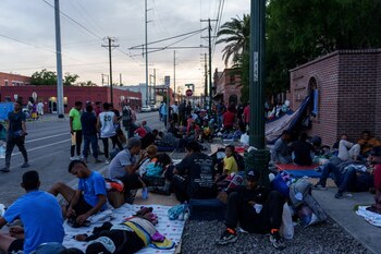 Migrantes, la mayoría venezolanos, acampados