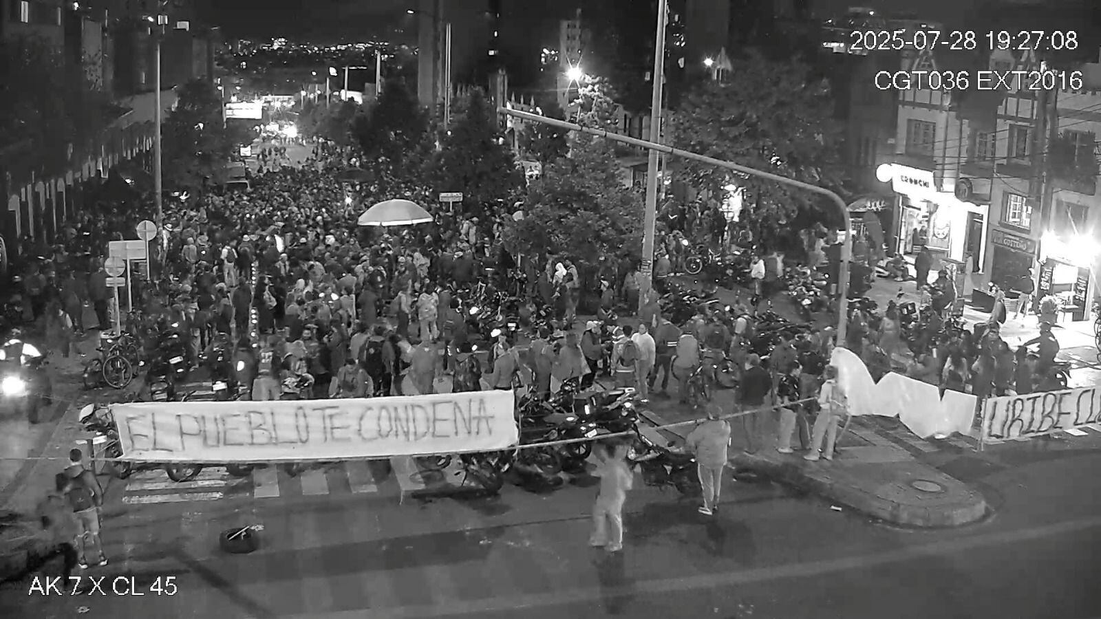 Manifestaciones en Bogotá en apoyo a la decisión de la juez Sandra Heredia al condenar la expresidente Álvaro Uribe - crédito @YerbaMalaMuere/X