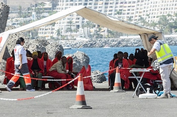 Varios migrantes son atendidos por los Servicios de Emergencias en el Muelle de Arguineguín, en Gran Canaria. (Europa Press)