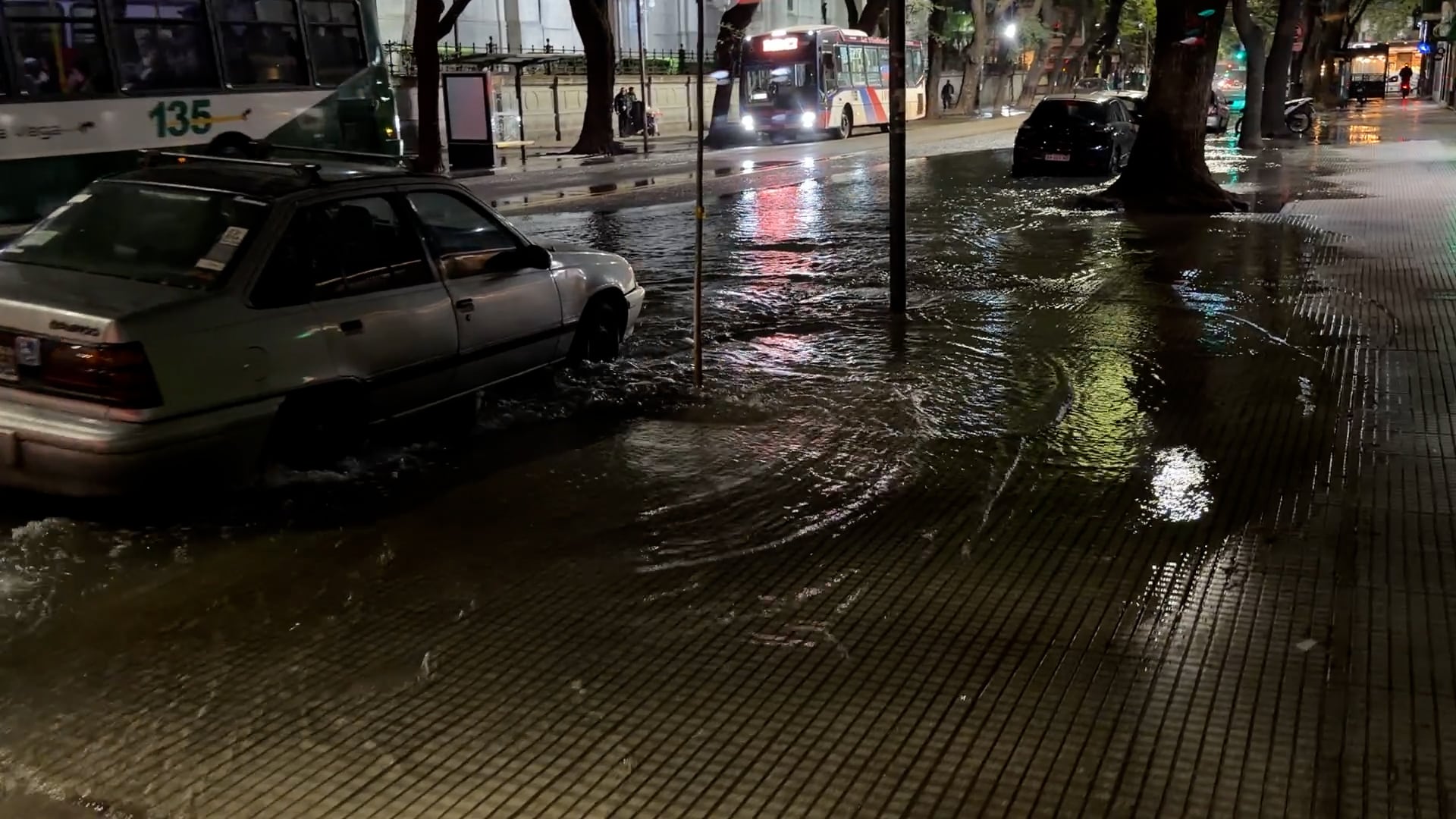 Una de las dificultades de esta mañana en la zona de Pedro Goyena y Mariano Moreno: poder cruzar la calle o subir o bajar un auto sin mojarse