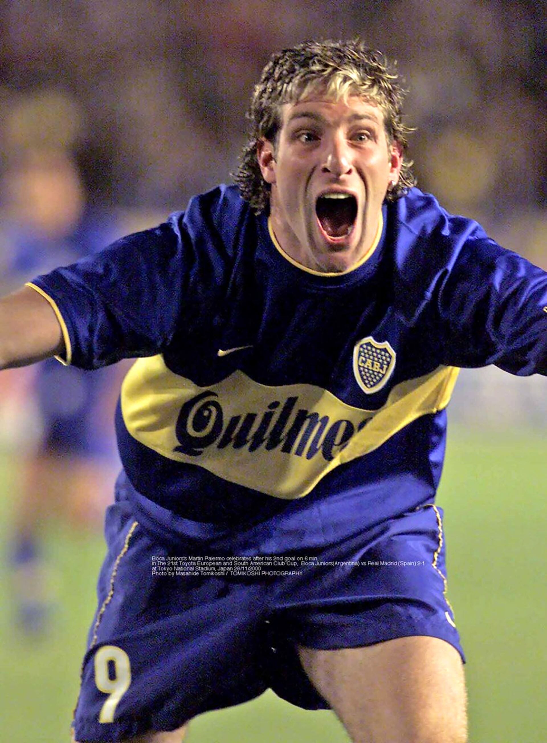 Martín Palermo celebra uno de sus dos goles ante Real Madrid para el triunfo de Boca Juniors en la Intercontinental de 2000 (Foto: Masahide Tomikoshi)