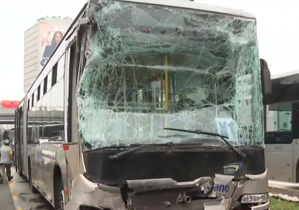 Un bus del Metropolitano muestra su parabrisas completamente destrozado y el frontal dañado tras un accidente en Miraflores que dejó al menos 40 heridos y reavivó el debate sobre la seguridad de la flota. (Canal N)