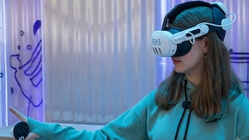 La nueva plataforma Digital Learning Campus ofrece formación en inteligencia artificial, realidad virtual y otras áreas, con talleres presenciales y en línea disponibles en once localidades (Captura de video)