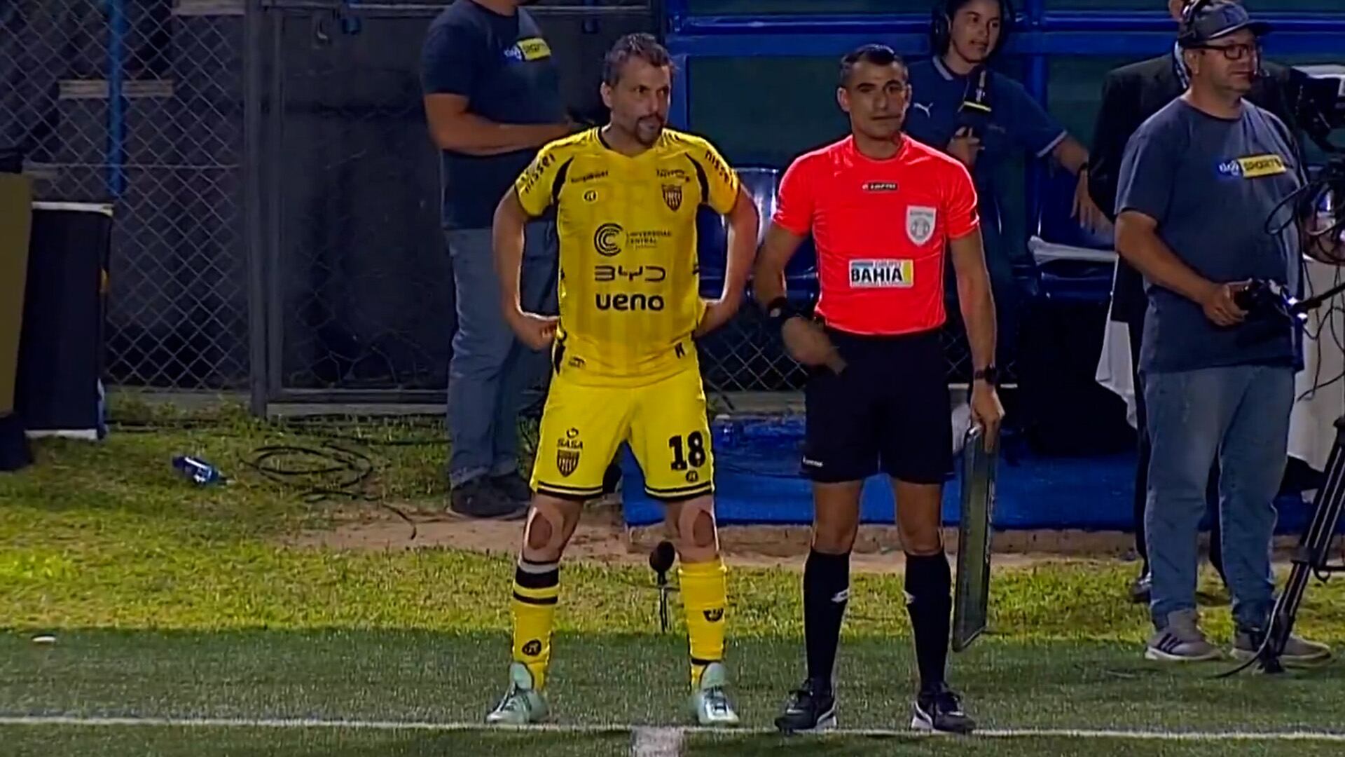 El momento en el que Luis Vidal aguarda por ingresar al campo