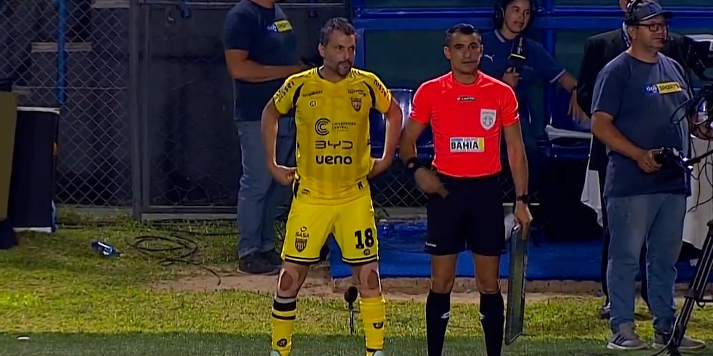 Insólito: el presidente de un club paraguayo ingresó a jugar un partido con su equipo a los 51 años y batió un récord - Infobae