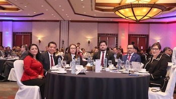 Participantes atentos en la actividad