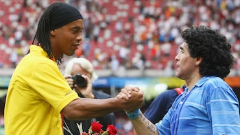Ronaldinho y Maradona en los